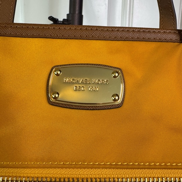 🔆🔆MICHAEL KORS TOTE🔆🔆 - Picture 2 of 16
